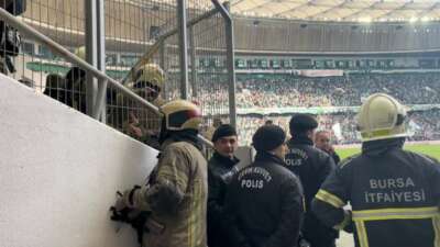 Yaklaşık 40 bin taraftarın izlediği Bursaspor maçında yangın paniği