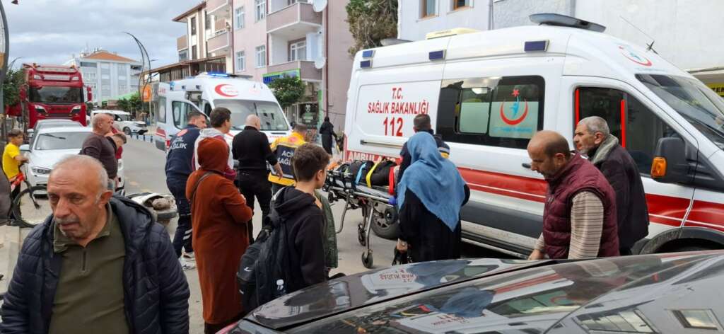 Lastiği patlayarak kontrolden çıkan motosiklet kadına çarptı