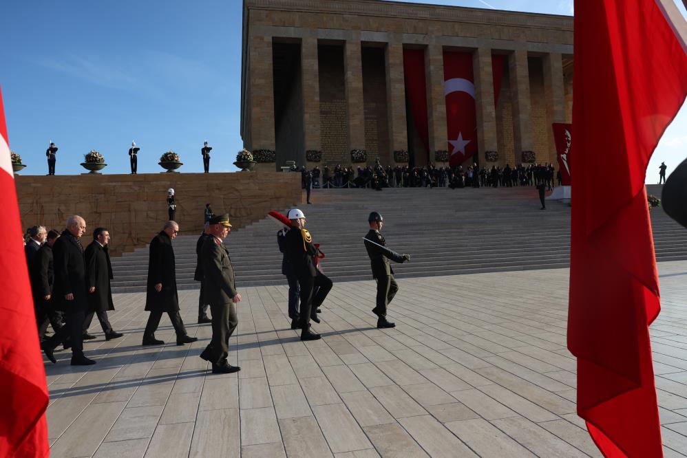 Devlet erkanı Ata’nın huzurunda: Türkiye’de huzur hakim olacak