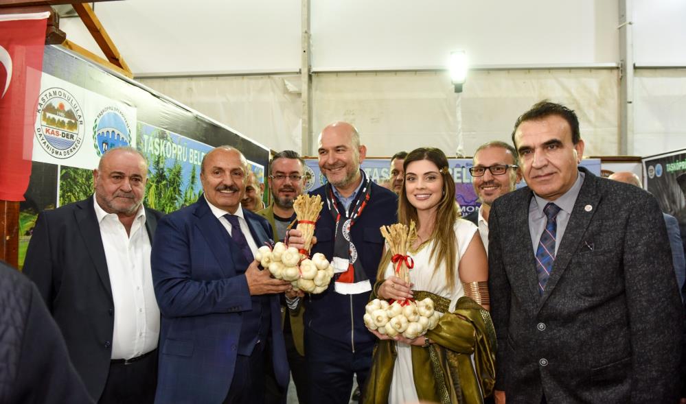 Eski Bakan Soylu, İstanbul’da vatandaşlara Taşköprü sarımsağı dağıttı