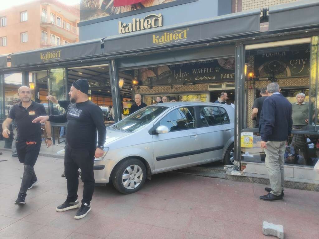 Otomobilin kafeye daldığı anların güvenlik kamera görüntüleri ortaya çıktı