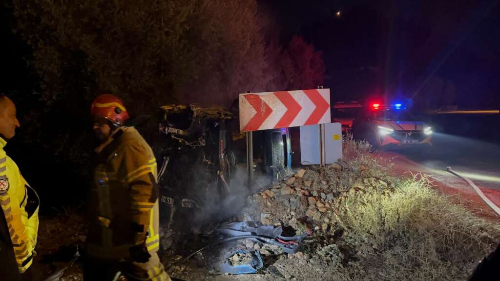 Bursa’da kaza yapan otomobil alev alev yandı