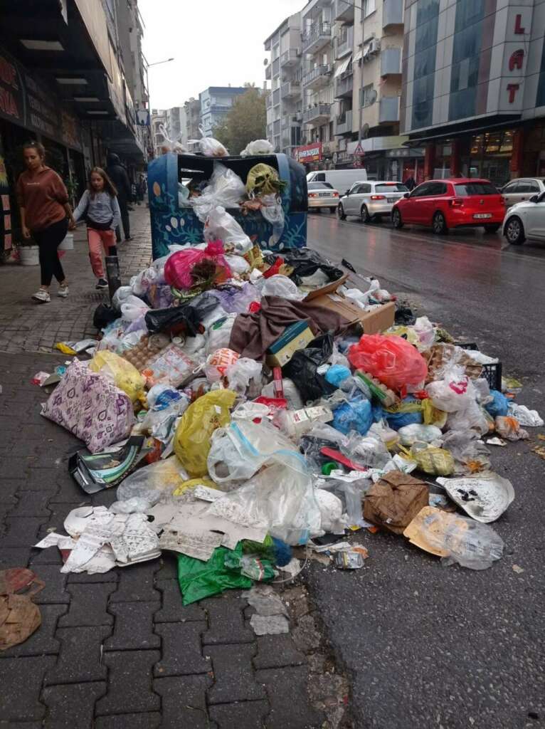 Belediye çalışanları iş bıraktı, ilçede çöp yığınları oluştu