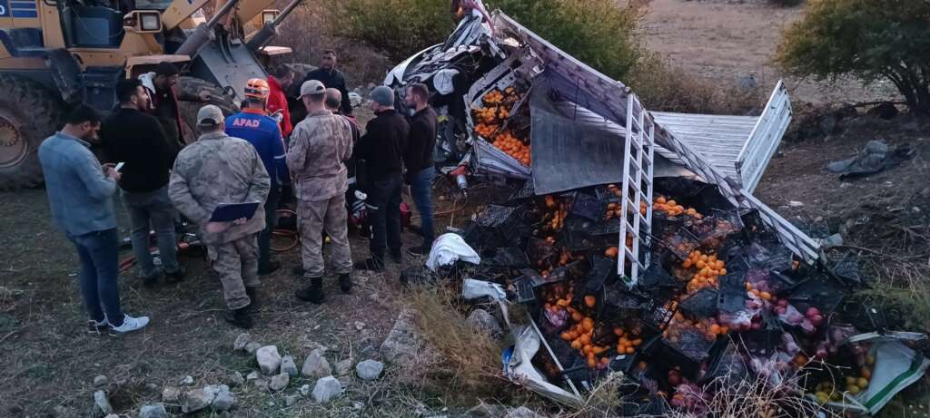 Meyve yüklü kamyonet devrildi: 1 ölü, 1 yaralı