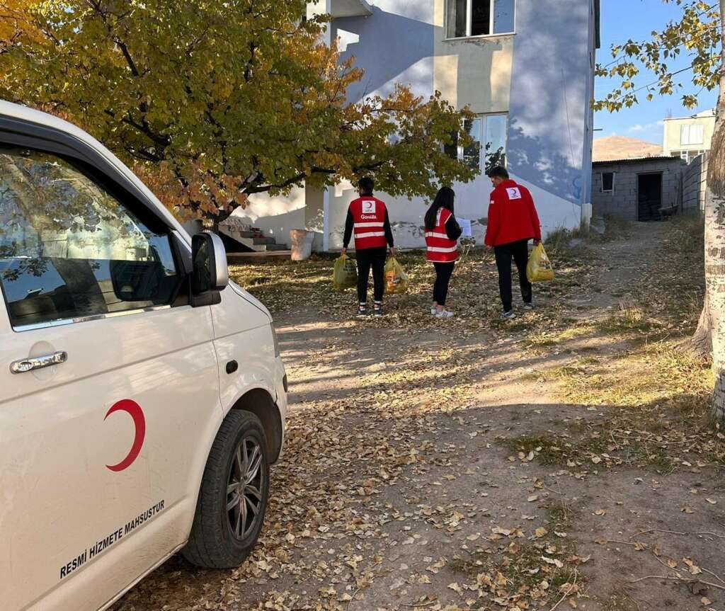 Kızılay’dan ihtiyaç sahibi ailelere kıyafet ve gıda desteği