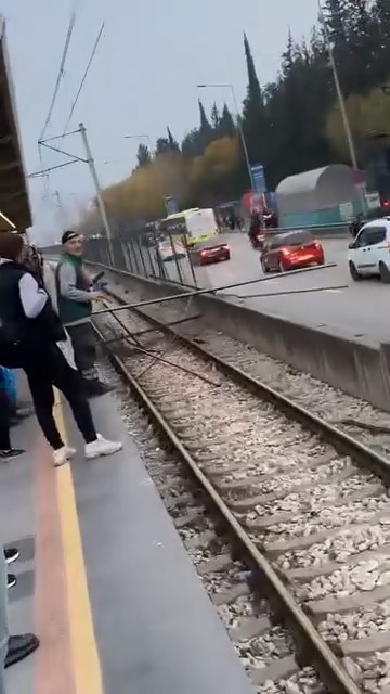 Bursa’da kamyondan düşen demirler trafik ve metro seferlerini aksattı