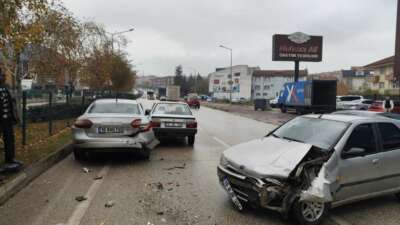 Bursa’da zincirleme kaza: 1’i bebek 3 kişi yaralandı