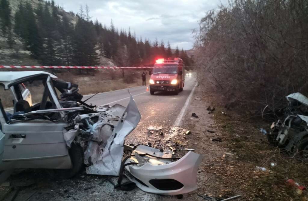 İki otomobil kafa kafaya çarpıştı: 2 ölü, 3 yaralı