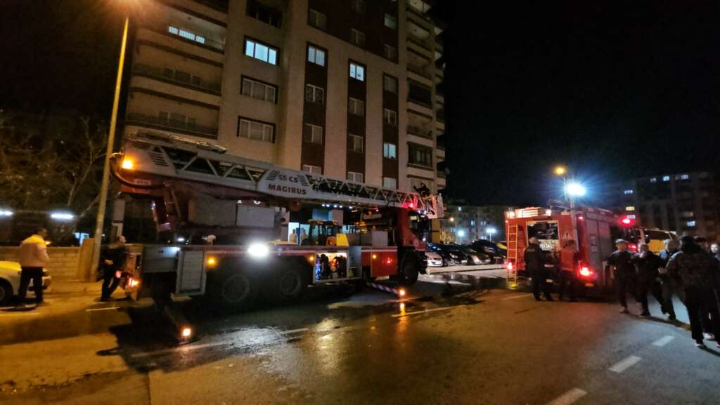 Evini ateşe verdi, binayı sokağa döktü