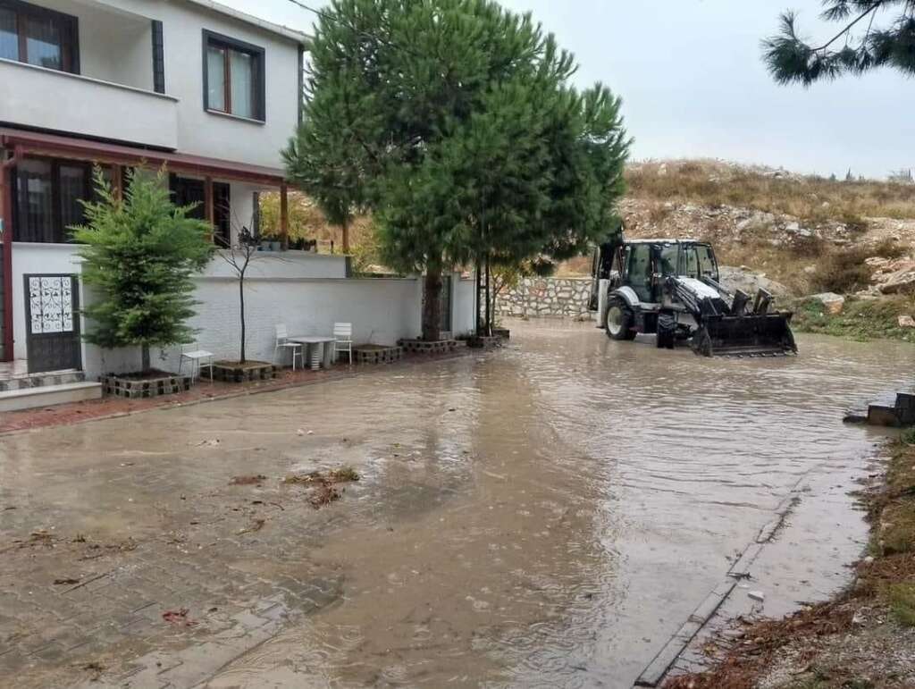 Marmara ve Avşa Adası’nda şiddetli sağanak yağış hayatı olumsuz etkiledi