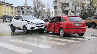 Bursa’da cip ile otomobil çarpıştı: 1’i çocuk 2 kişi yaralandı