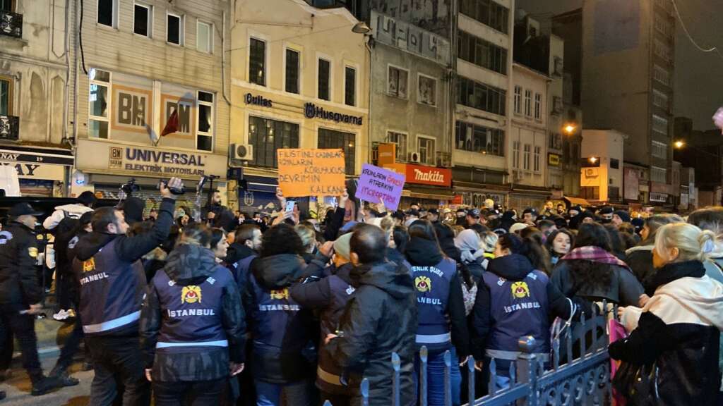 İzinsiz gösteri yapmak isteyen eylemciler, polise biber gazı ve boya sıktı