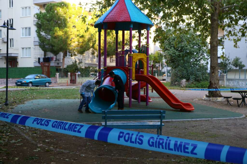 Çocuk parkında dehşet saçtılar: 2 çocuk saçma ile yaralandı