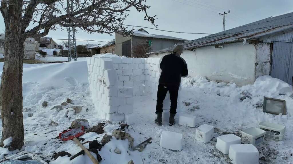 Mahsur kalınca kardan ev yapıp içinde çay içtiler