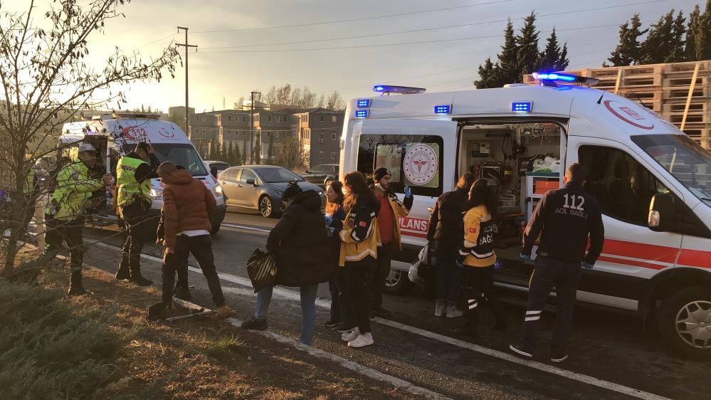 Karşı şeride geçen otomobil servisle çarpıştı: 1 ölü, 10 yaralı