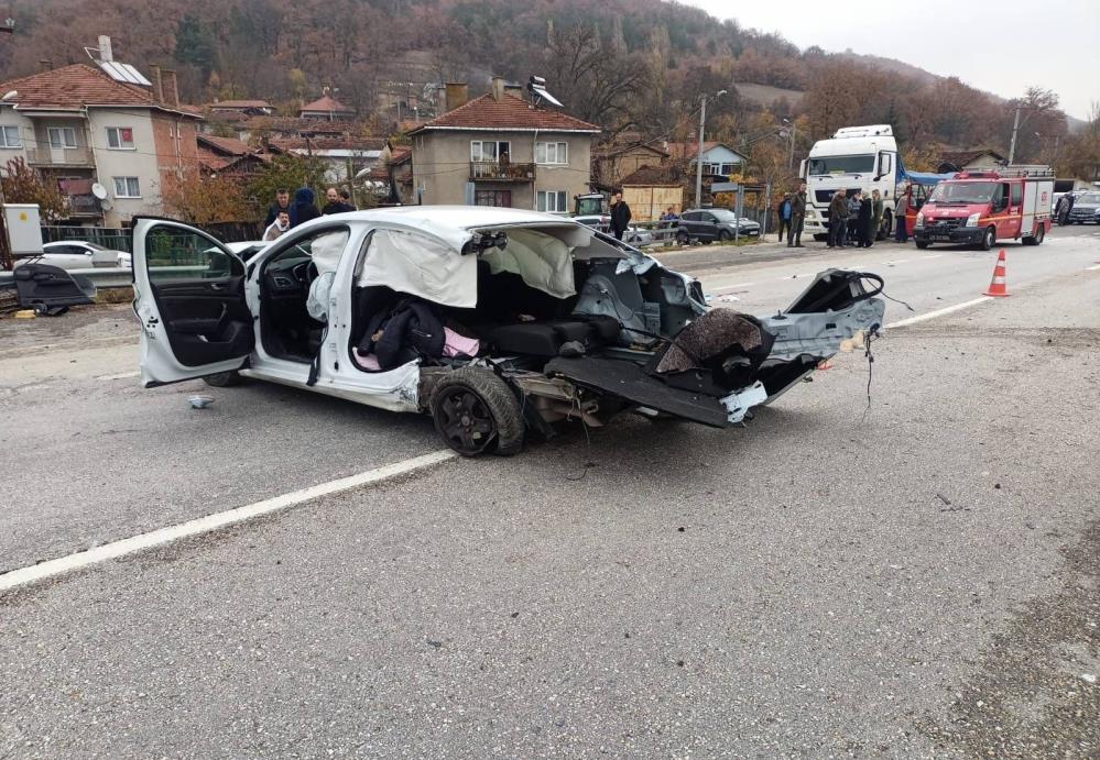 Feci kazanın ateşi Bursa’ya düştü…Genç öğretmen ve küçük çocuğu kaza kurbanı