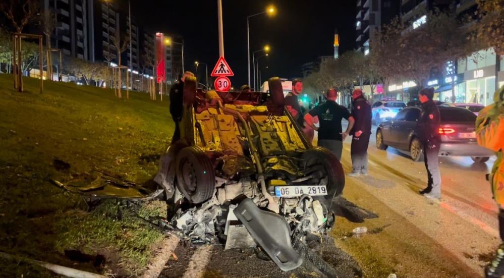 Bursa’da feci kaza! Otomobil refüje çarparak takla attı