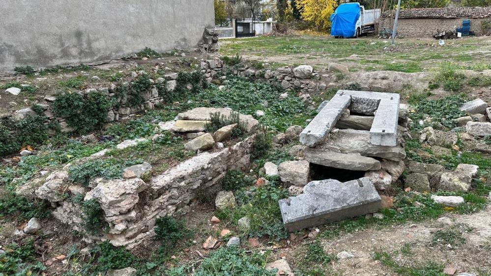 İznik’te tarihi mezarlık harabeye döndü