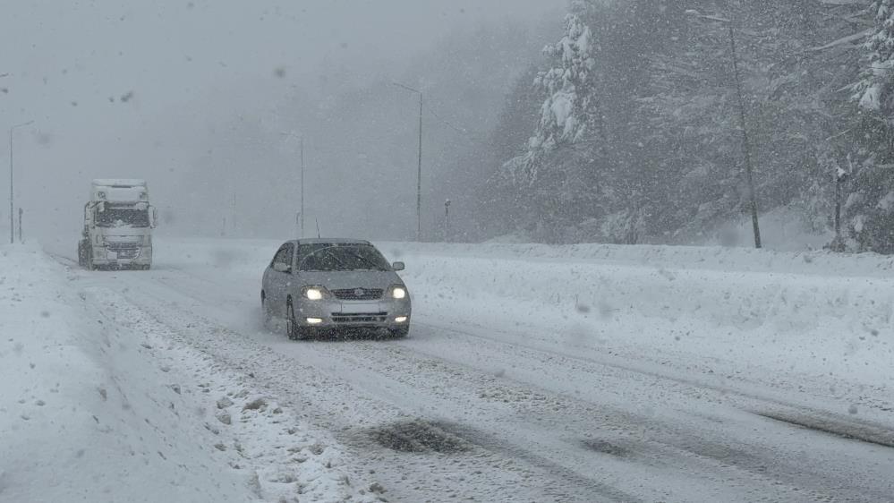 Bolu Dağı’nda kar yağışı etkili oluyor