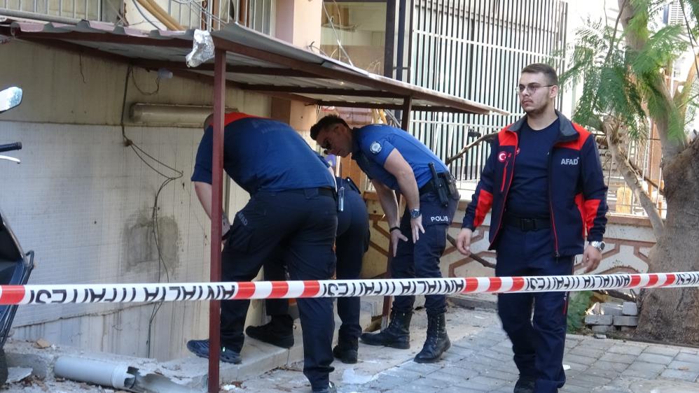 Gaz sıkışması bomba gibi patladı, 2 belediye çalışanı yaralandı