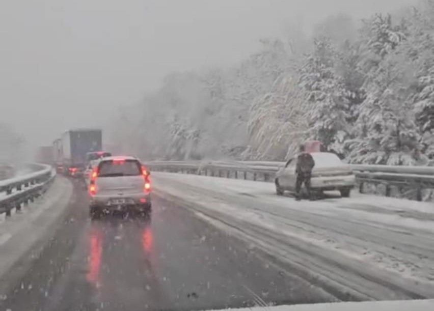 Bursa’ya kar yağdı, hazırlıksız sürücüler yolda kaldı