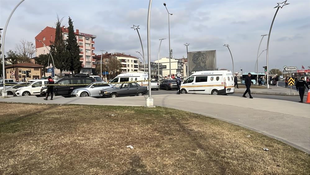 Park halindeki minibüste ölü bulundu