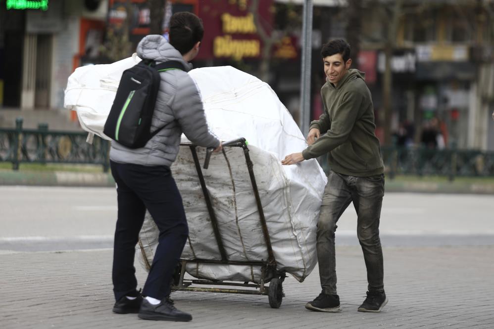 Bursa’da vatandaşların lodosla mücadelesi