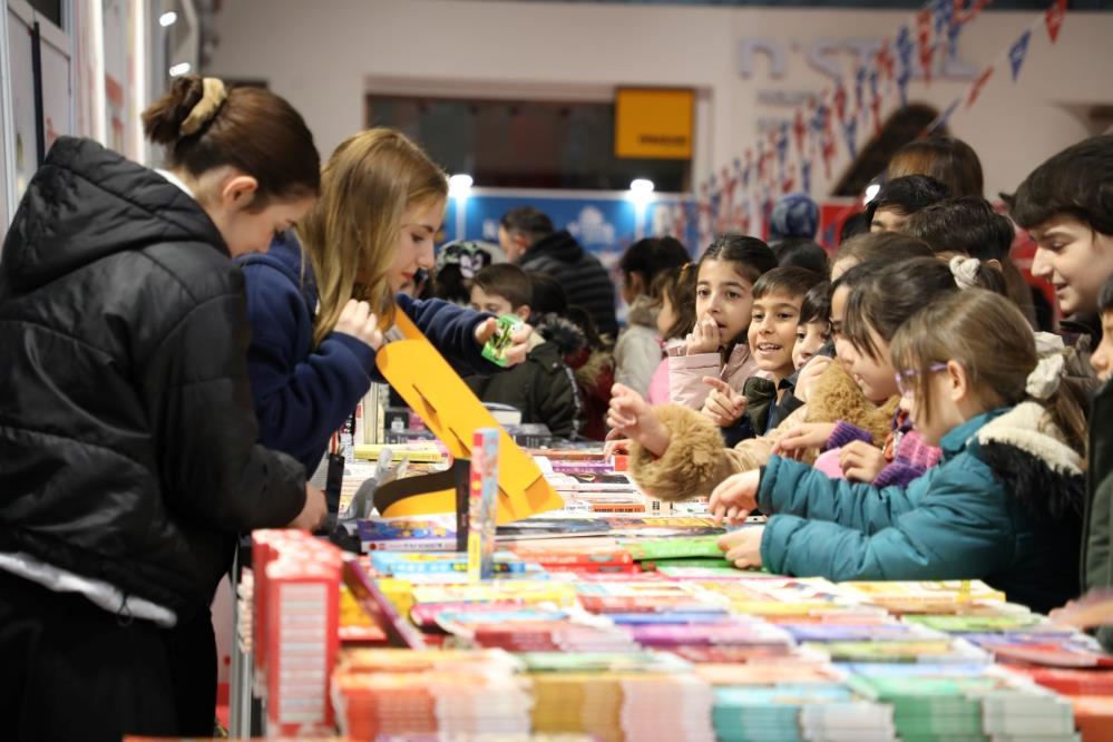 İnegöl Kitap Fuarı’na öğrenci akımı