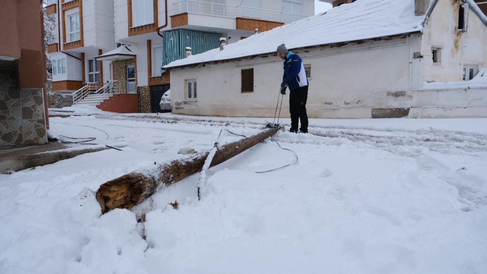 Karda kayan otomobil 2 telefon direğini devirdi