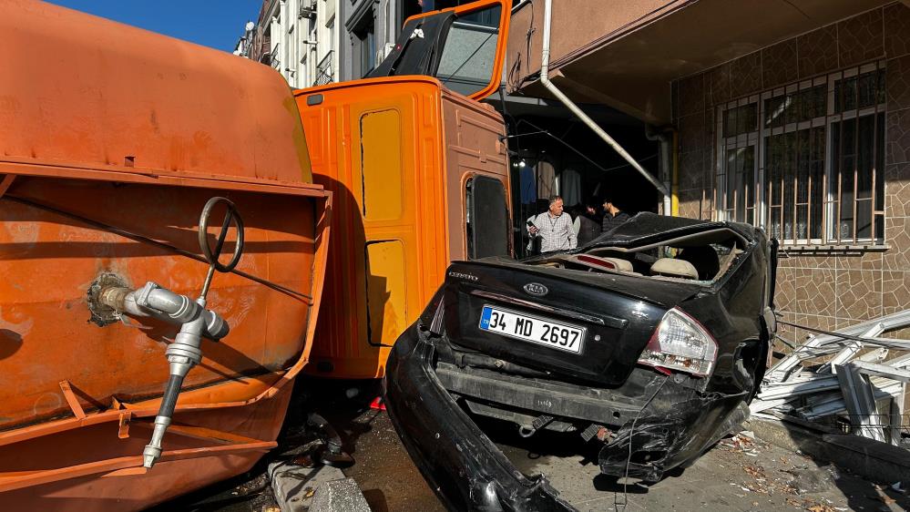 3 kişinin ölümden döndüğü kaza anı kameraya yansıdı: 5 yaralı