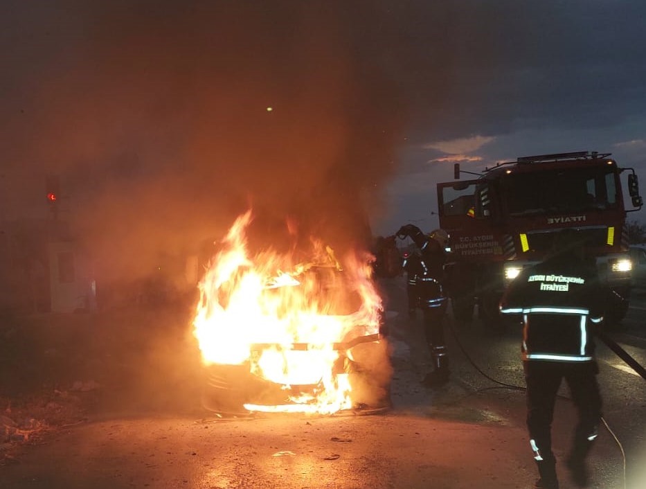 Aydın’da minibüs alevlere teslim oldu