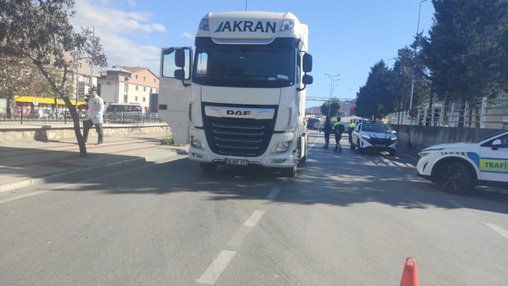 Bursa’da feci kaza: Dikkatsizlik yüzünden TIR’ın altında kaldı!