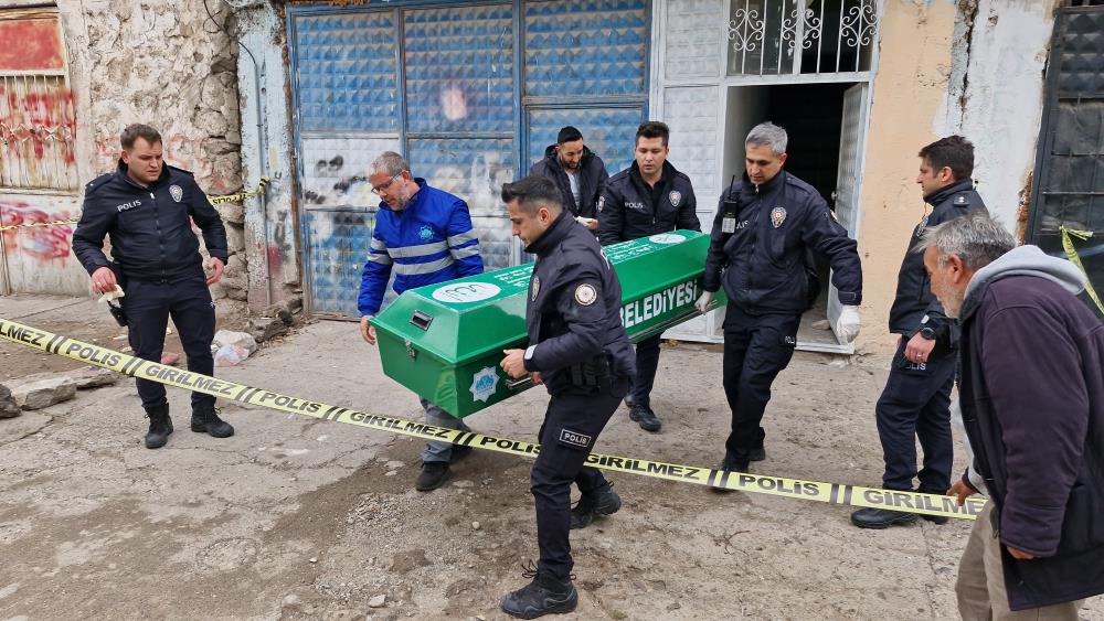 Kız kardeşi, ablasını tabancayla öldürülmüş halde buldu