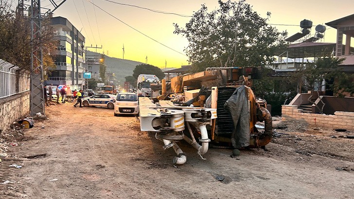 Freni patlayan kamyon 2 aracı biçti, ortalık savaş alanına döndü: 4 yaralı