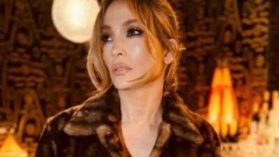 Derin dekolteli siyah mini elbisesiyle geceye damga vurdu… Jennifer Lopez gala gecesinde büyüledi