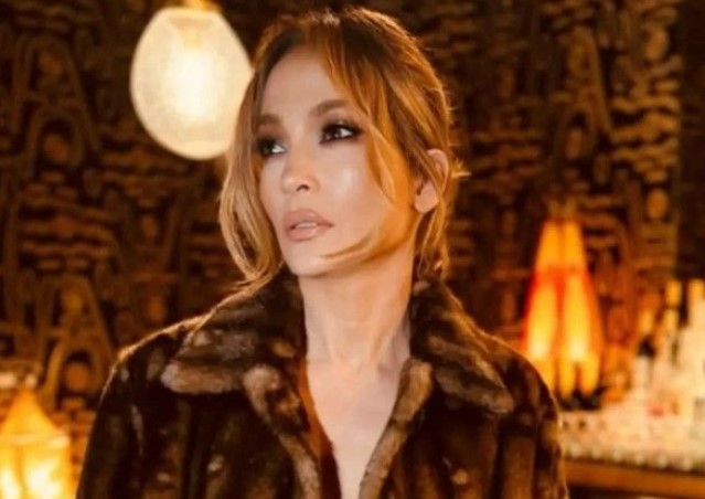 Derin dekolteli siyah mini elbisesiyle geceye damga vurdu… Jennifer Lopez gala gecesinde büyüledi