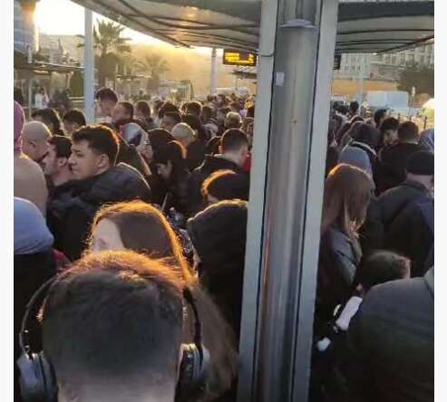 İstanbul’da tramvay seferleri aksadı duraklarda yoğunluk oluştu