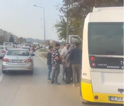 Bursa’da aracını otobüs durağına çekti, kendisini uyaran şoföre silah çekti