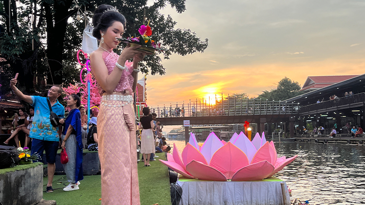 Tayland “Yüzen Fener Festivali” ile renklendi