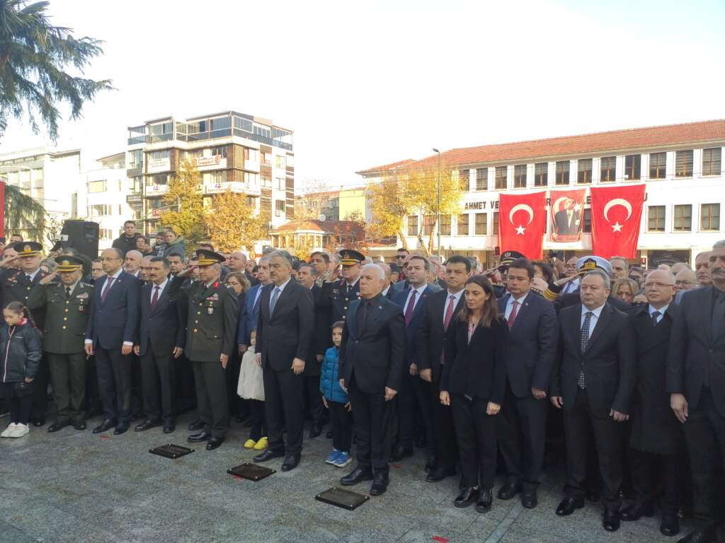 Bursa, Ata’sını andı… Heykel’de tören düzenlendi