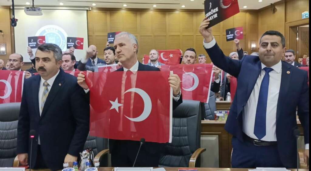 Bursa Büyükşehir Belediyesi CHP Meclis Üyeleri ‘kayyuma hayır’ dedi, AK Parti ve MHP ‘Türk Bayrağı’ kaldırdı