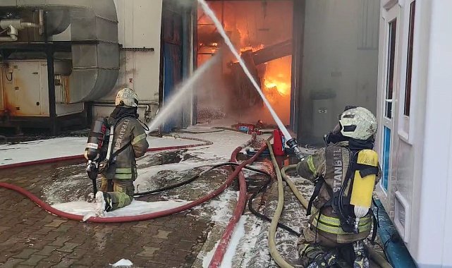 Esenyurt’taki fabrikanın deposunda çıkan yangın söndürüldü