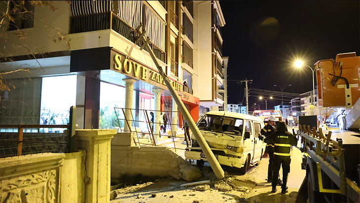 Minibüsün çarptığı elektrik direği balkona düştü: 3 yaralı