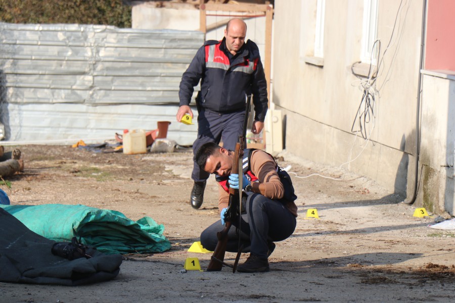 Sakarya’da feci olay: Tavuk yüzünden 2 yeğenini vurdu