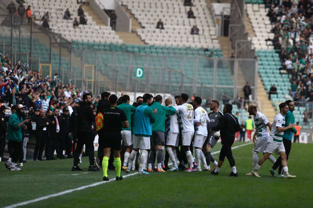 Bursaspor’dan ‘farklı’ tarife… Yeniden liderlik koltuğunda!