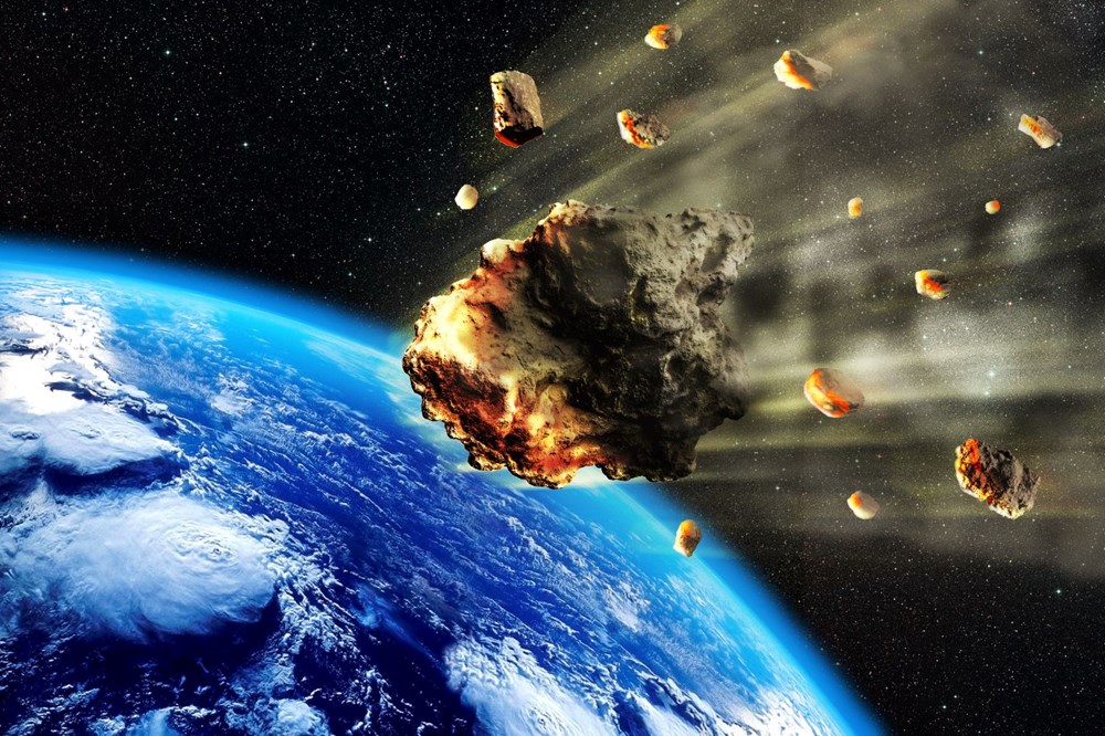 Dünya atmosferine çarpan asteroit panik yarattı