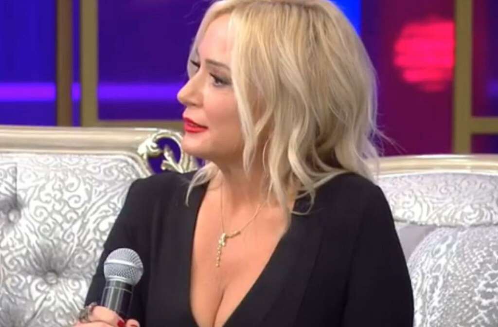 Saba Tümer “Kırmızı don giymeyi bıraktım” deyince muhabir kendini tutamadı