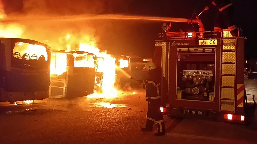 Otoparkta yangın: Halk otobüsleri küle döndü