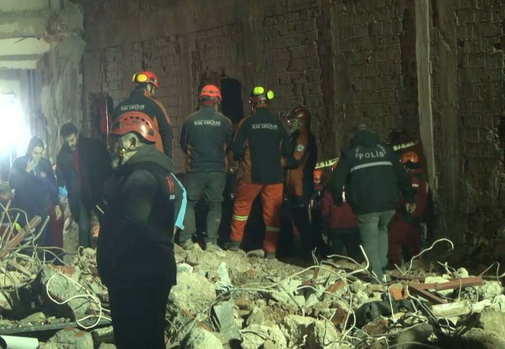 Güngören’de çöken binada enkaz altında kalan işçiye ulaşıldı