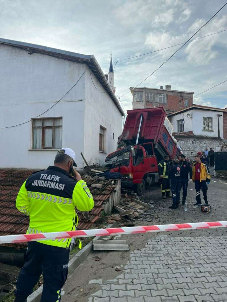 Zeytin yüklü kamyonet eve çarptı: 1 ölü, 2 yaralı